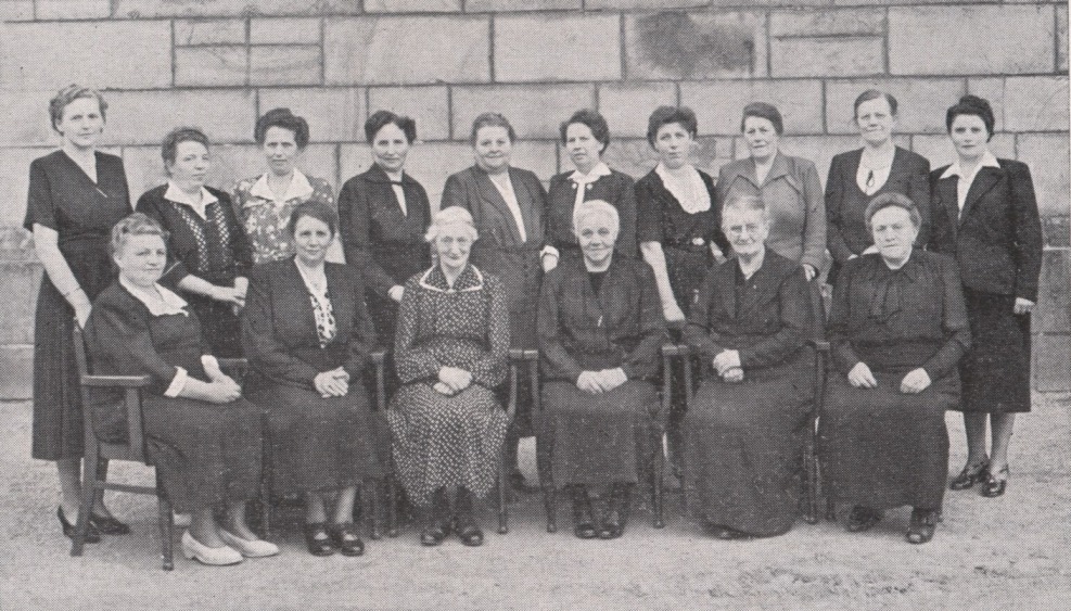 Von links: Stehend: Frau Maria Fedders geb. Thomas 1950 - Albertine Börger (Frau Dr. Erwin Weitzmann) 1927 - Frau Elisabeth Hagen geb. Wauter 1951 - Frau Toni Lülf geb Lemloh 1937 - Frau Anne Lülf geb. Wiechert 1932 - Frau Clara Wolbeck geb. Stapper 1928 - Mariechen Grüner 1952 - Frau Sophie Huesmann geb Laurenz 1938 - Frau Ludowika Veltkamp geb. Pelster 1924 - Frau Else Leuter geb. Reers 1949; Sitzend: Frau Johanna Kernebeck geb. Konert 1926 - Maria Belker (Frau Heinrich Natler-Bocholt) 1912 - Maria Huesmann (Frau Bernhard Richters -Ahaus) 1911 - Frau Johanna Kersting geb. Hemker 1922 - Frau Johanna Grüner geb. Tegeler 1931 - Auguste Hüster (Frau August Vestert) 1913